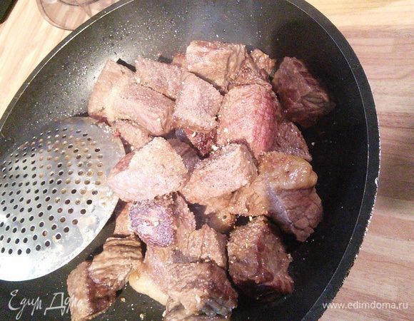 В кастрюле разогреть подсолнечное масло и обжарить мясо до золотистой корочки. Вынуть на тарелку, посолить и поперчить. 