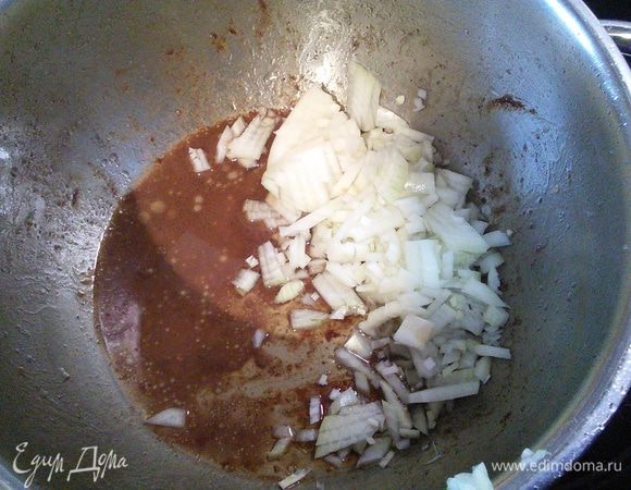 В этой же кастрюле обжарить лук.