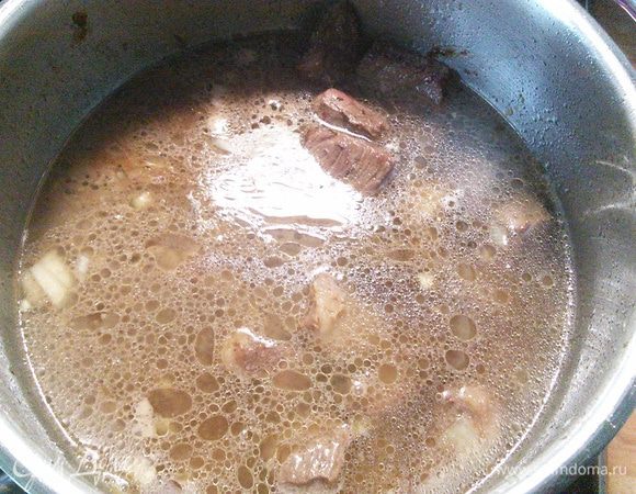 Вернуть к луку мясо, залить бульоном (я залила водой), по мере поступления снять пену, варить под крышкой 1,5 часа. 