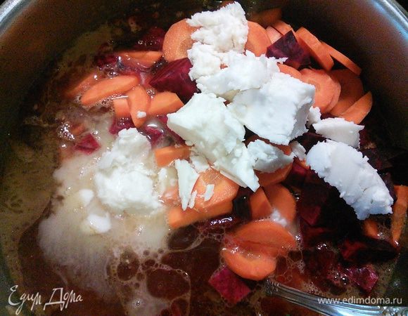 Влить кокосовое молоко и продолжить варку. 