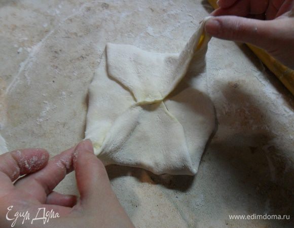 Затем скрепляем края.