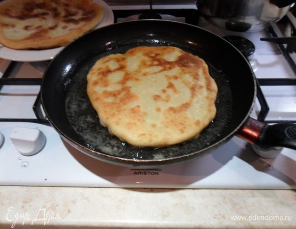Обжариваем на разогретом растительном масле, оно должно покрывать дно сковороды. После обжаривания нескольких плэчинт масло подливаем.