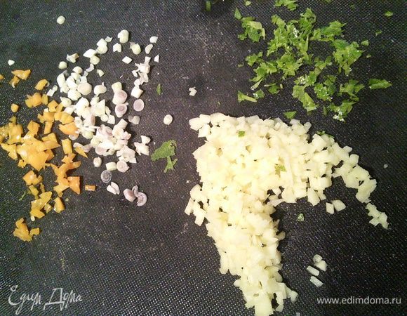 Для гремолаты все ингредиенты нарезать очень мелко, смешать.