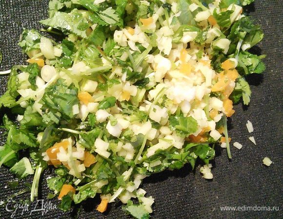 Суп посолить, поперчить и заправить сахаром. 