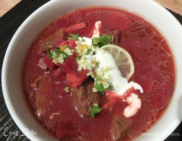 Подавать горячим с ложечкой сметаны, ломтиком лайма и посыпав гремолатой. Приятного аппетита! 