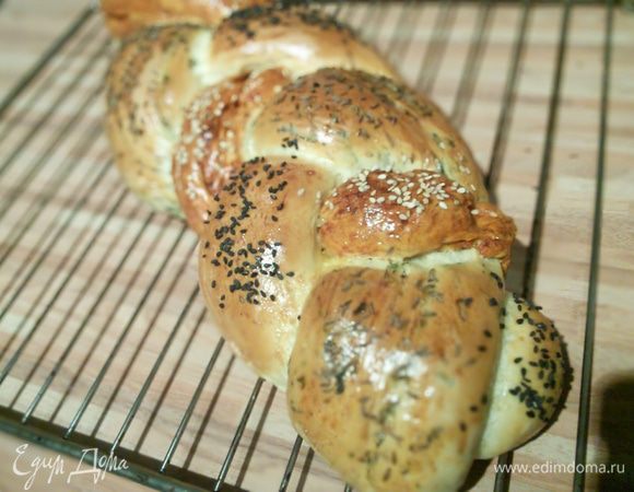 Со свежеиспечённым домашним хлебушком, к примеру, как я от Еленочки http://www.edimdoma.ru/retsepty/71480-hleb-s-zelenyu-i-krasnym-pertsem Очень рекомендую! 