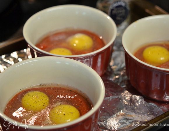 Смешать томатный соус с соусом Табаско, посолить и поперчить. Разложить На 3 порции. Сверху разбить яйца по 2 шт на порцию. Поставить в духовку на 200 гр. на 20 мин.