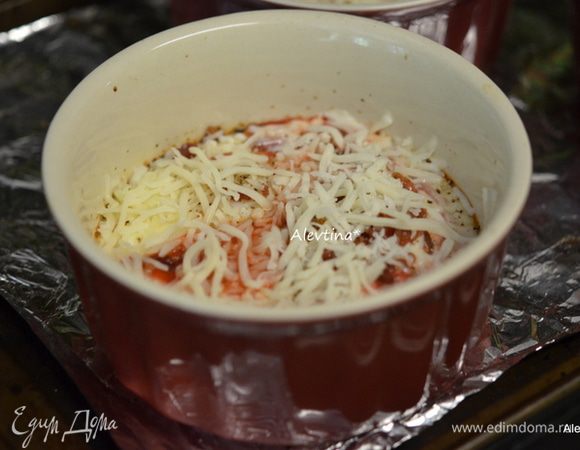 Затем достать из духовки, посыпать сверху протертым сыром. Вернуть на 3-5 мин. или как начнет сыр таять.
