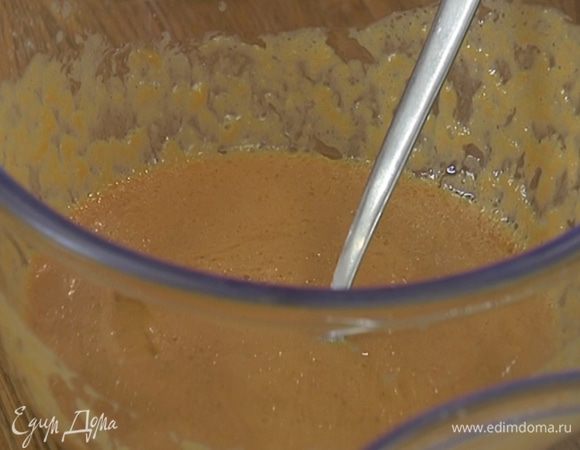 К яйцам влить 80 мл оливкового масла и наршараб, добавить тыквенное пюре с ряженкой, все перемешать.