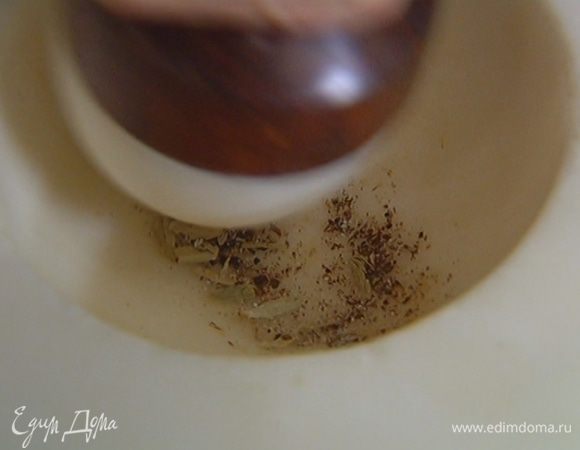 Гвоздику и зерна кардамона измельчить в ступке.