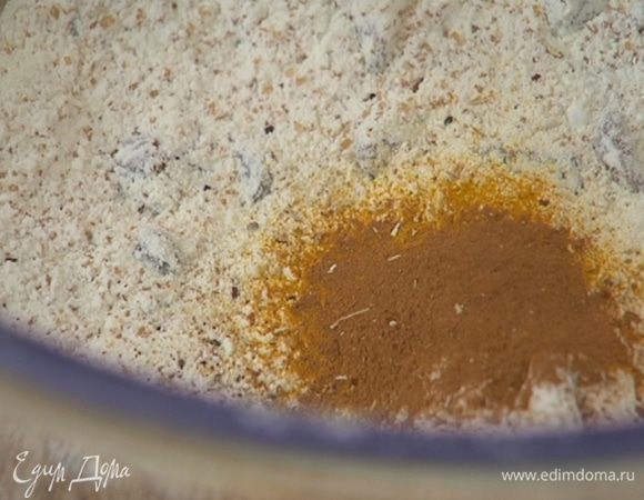 В муку с изюмом добавить измельченные специи, мускатный орех и все перемешать.