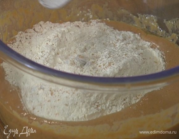 Всыпать муку в тыквенно-яичную массу и вымешать тесто.