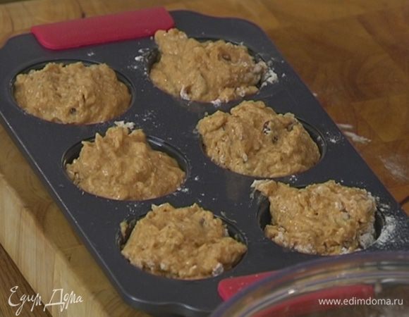 Формы для маффинов смазать оставшимся оливковым маслом и разложить в них тесто.