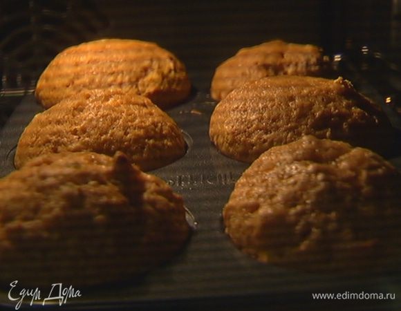 Выпекать маффины в разогретой духовке 18–20 минут.