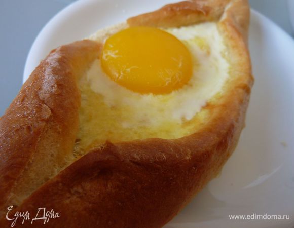 Очень рекомендую - Хачапури по-аджарски от Ксения П 

http://www.edimdoma.ru/retsepty/67626-hachapuri-po-adzharski

Очень вкусно!