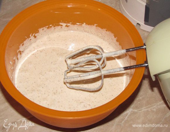 Приготовить бисквит. Миксером взбить 3 яйца с сахаром и миндалем в течении 5 минут. Продолжая взбивать, добавить по одному оставшиеся яйца.