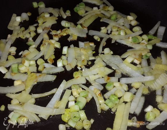 Репчатый лук и белую часть зеленого лука режем и обжариваем на оливковом масле.