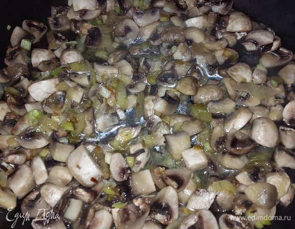 Шампиньоны моем, отделяем шляпки, режем и отправляем к луку. Обжариваем пока не выкипит почти вся жидкость.