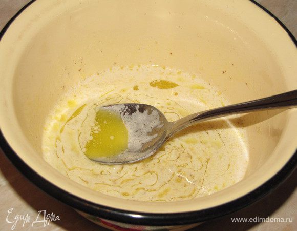 Растопить сливочное масло, добавить в него 1 ст. л. получившейся яично-миндальной смеси, перемешать и оставить.