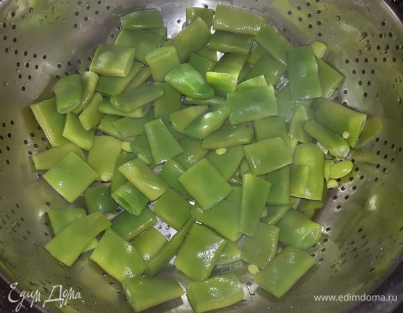 Фасоль откидываем на дуршлаг и обдаем холодной водой.