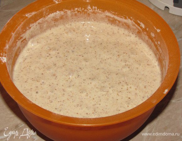 Всыпать просеянную муку, добавить растопленное масло и перемешать. Здесь мне пришлось добавить муки чуть больше, чем было указано в рецепте, так как тесто получилось жидковатым, наверное потому что у меня были крупные яйца. Тесто должно иметь консистенцию густой сметаны.