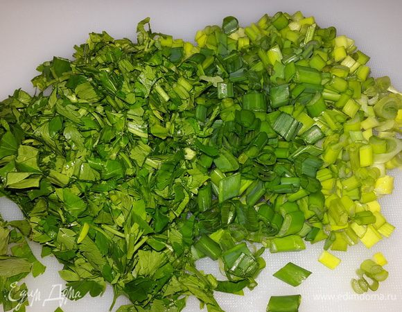 Зелень мелко рубим.