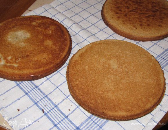 Таким же образом испечь еще два коржа. Можно испечь коржи накануне вечером, и дать им ночь отдохнуть под полотенцем.
