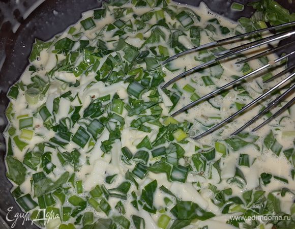 Взбиваем венчиком яйца, добавляем сливки, соль, травки, зелень и сыр. Все хорошо перемешиваем.