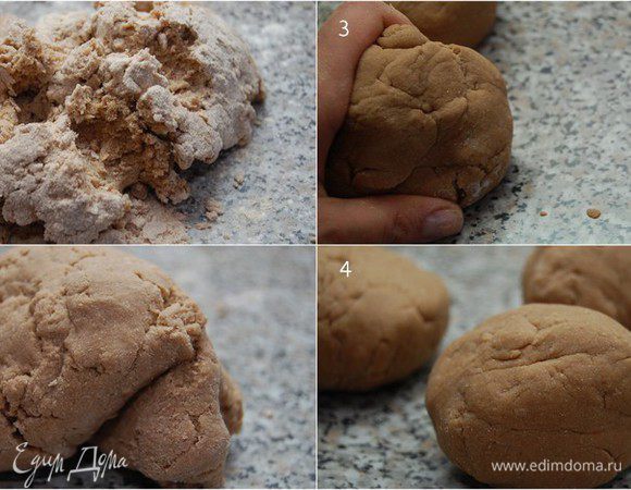 На присыпанную мукой поверхность выкладываем содержимое миски и энергично вымешиваем. Я разделила тесто на три части, так проще. Готовое тесто завернуть в пищевую пленку и оставить на 1 час при комнатной температуре. 
