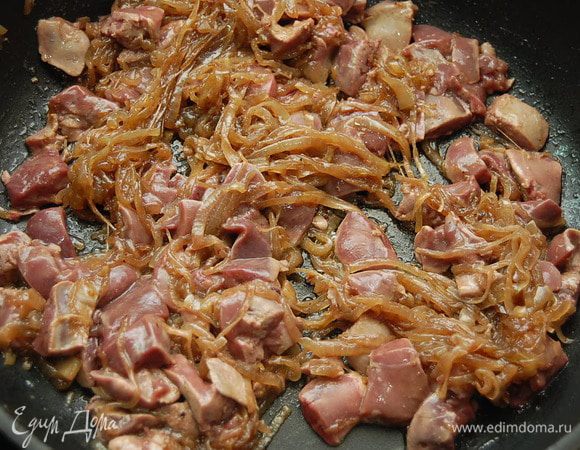 В сковороду с карамелизованным луком выкладываем куриную печень (предварительно очищенную от пленок и нарезанную кубиком 2х2) и быстро обжариваем 3 минуты (огонь сильный). Соль - по вкусу. 
