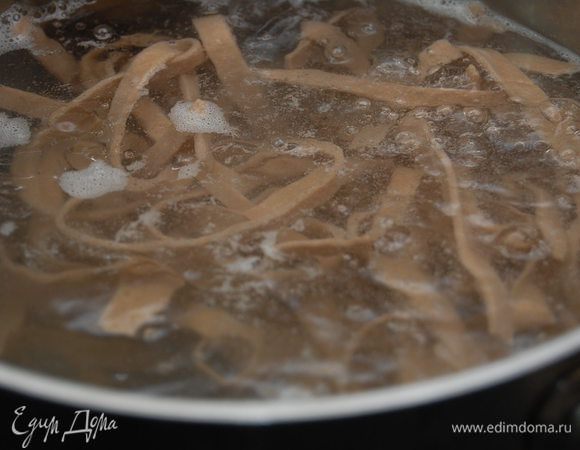 В подсоленной воде отварить пасту. Степень готовности - на ваше усмотрение.  