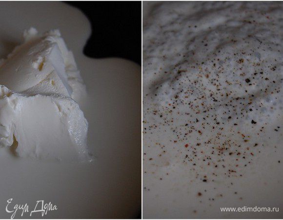 В отдельной сковороде соединить сливки и сливочный сыр. По желанию можно сдобрить перцем и солью.
