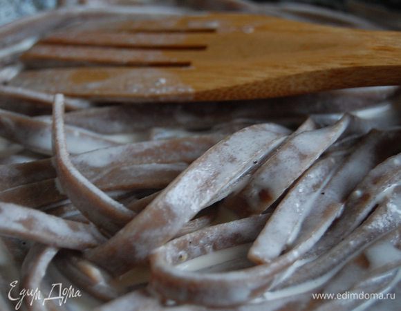 Когда сыр расплавится и содержимое сковороды начнет пузыриться -  добавляем отваренную пасту. Прогреваем несколько секунд, снимаем с огня.  При желании в соус можно добавить бульон, в котором варилась паста.
Выкладываем пасту на тарелку, сверху - печень с луком. 
