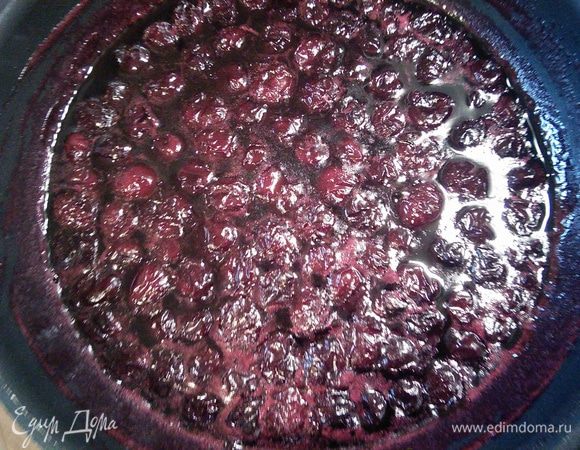 По рецепту добавляется несколько капель вишневого алкоголя, я это сделала на данном этапе. Если вы берёте готовый мармелад, то можно это сделать и после. 