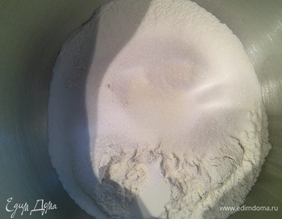 Для теста смешать дрожжи с небольшим количеством тёплого молока, 2 л. сахара и ложкой муки из общего количества в кашицу, поставить в тёплое место на 15 мин, чтобы активировать дрожжи. Просеять муку, соединить с сахаром, солью.