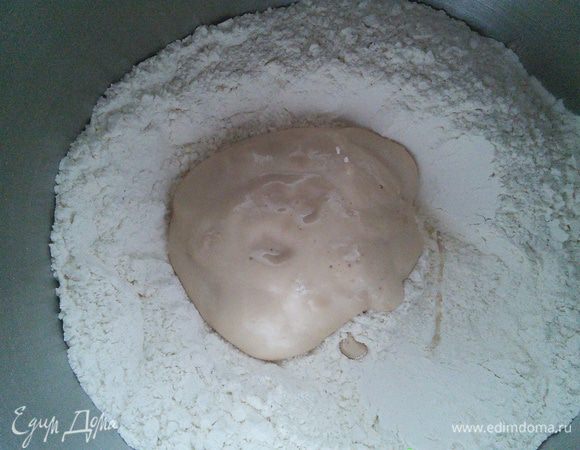 Добавить дрожжевую кашицу, яйца, растопленное масло и тёплое молоко, замесить мягкое, эластичное тесто. Оно не должно липнуть к рукам, возможно придётся добавить молока или муки. 