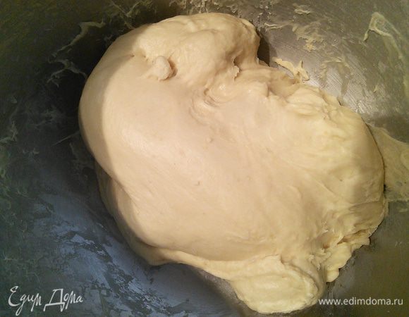 Тесто накройте плёнкой и поставьте в тёплое место на расстойку от 30 мин до часу, пока тесто не увеличится вдвое. 