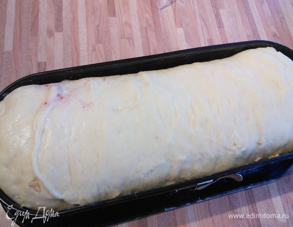 Поставьте в тёплое место на отдых на 15 минут под плёнкой. 