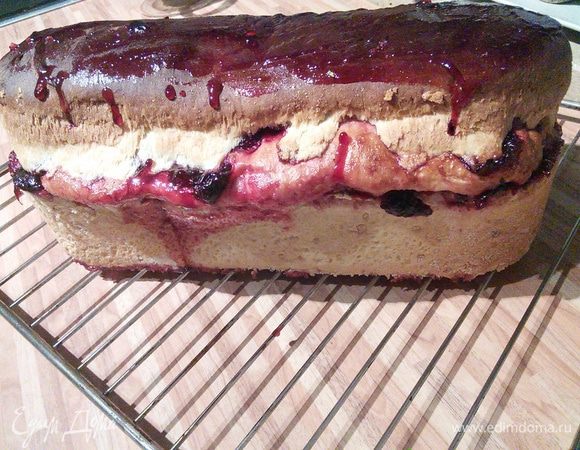 Рулет выпекается в разогретой до 190°С духовке, в течении 30-40 минут или до сухой палочки. Оставьте рулет на короткое время в форме, затем охладите окончательно на решётке. 