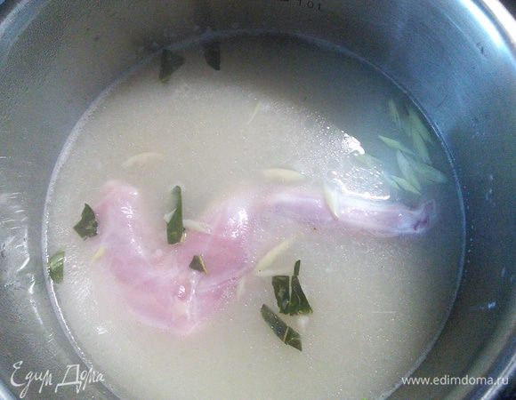 Из малоинтересных частей кролика сварить бульон. Разогреть жидкую часть кокосового молока с бульоном, добавить крупно  порубленный лемонграсс и листья кеффир-лайма, поле закипания добавить мясо, нарезанное полосочками филе курицы или как в моём случае кусочки кролика. Проварить до готовности мяса. 