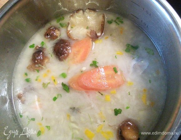 Добавить густую часть кокосового молока, морковь, нарезанную кружочком, рыбный соус, грибы, мелко порезанный имбирь, чили, чеснок. Посолить и добавить сахар по вкусу. Проварить несколько мин. Добавить кинзу. Суп готов. Естественно все специи вы можете регулировать по своему вкусу. 