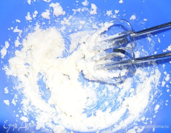 Взбиваем  миксером масло с сахаром.