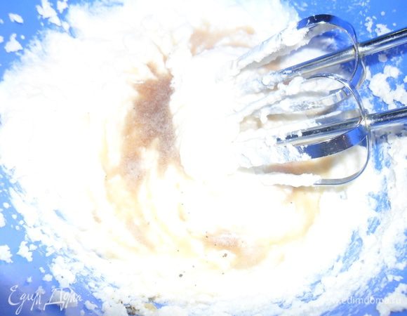 Добавляем сметану и кофе, взбиваем.