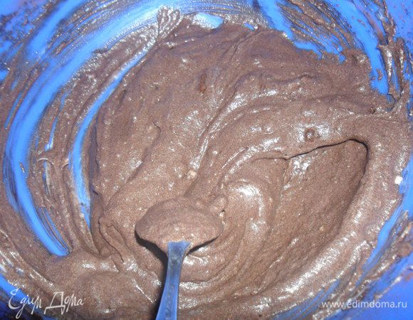 Затем какао и хорошо перемешиваем ложкой.