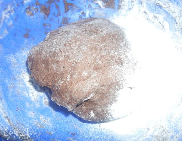 Всыпаем муку и замешиваем тесто, оно должно быть мягкое как пластилин, если необходимо добавляем муку.