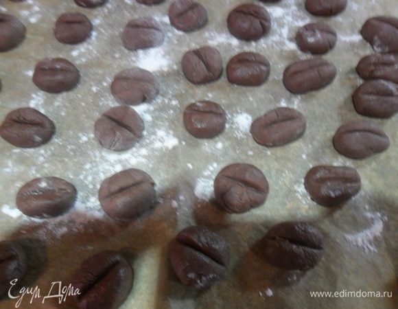 Катаем маленькие шарики и зубочисткой придавливаем посередине.  Выкладываем на пергамент. Выпекаем 10-15 минут при температуре 200 С.