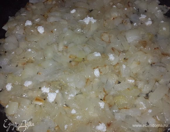 Чеснок и лук мелко режем и обжариваем (сначала чеснок, затем к нему добавляем лук) до золотистого цвета в масле от тунца (если тунец в собственном соку, то обжариваем лук с чесноком на оливковом масле).