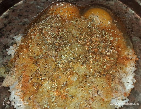 В миску выкладываем рис, тунец, лук, вбиваем яйца, солим, перчим, приправляем приправами по вкусу.
