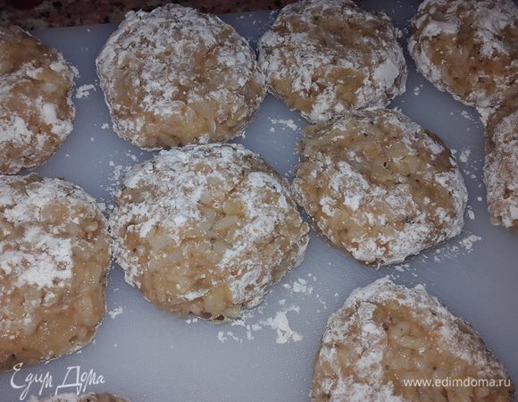 Формируем котлетки и обваливаем их в муке.
