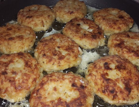 Обжариваем на большом огне с двух сторон до румяной корочки. Подаем с лимоном, рукколой и овощами. Приятного аппетита!